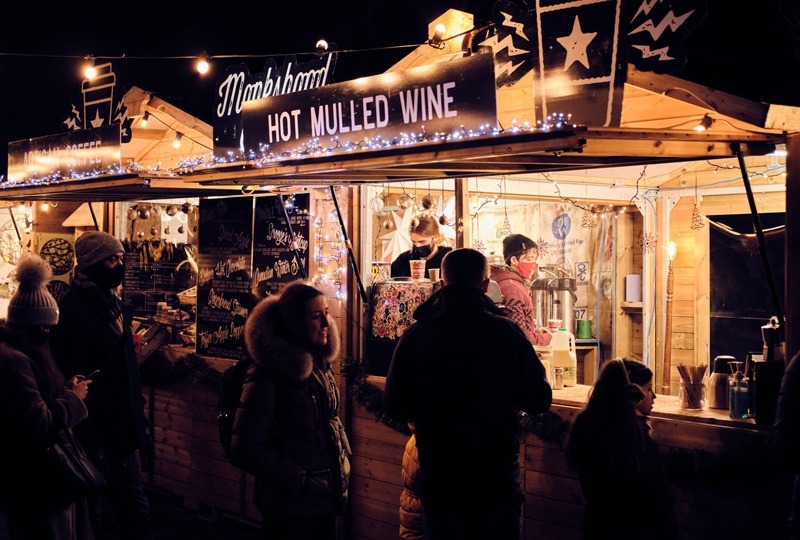 熱紅酒,Mulled Wine,本為西方聖誕時節的飲品,是加入香料與糖一起熬煮的酒精熱飲,不限定只能用紅酒,但目前習慣上以「熱紅酒」來統稱。