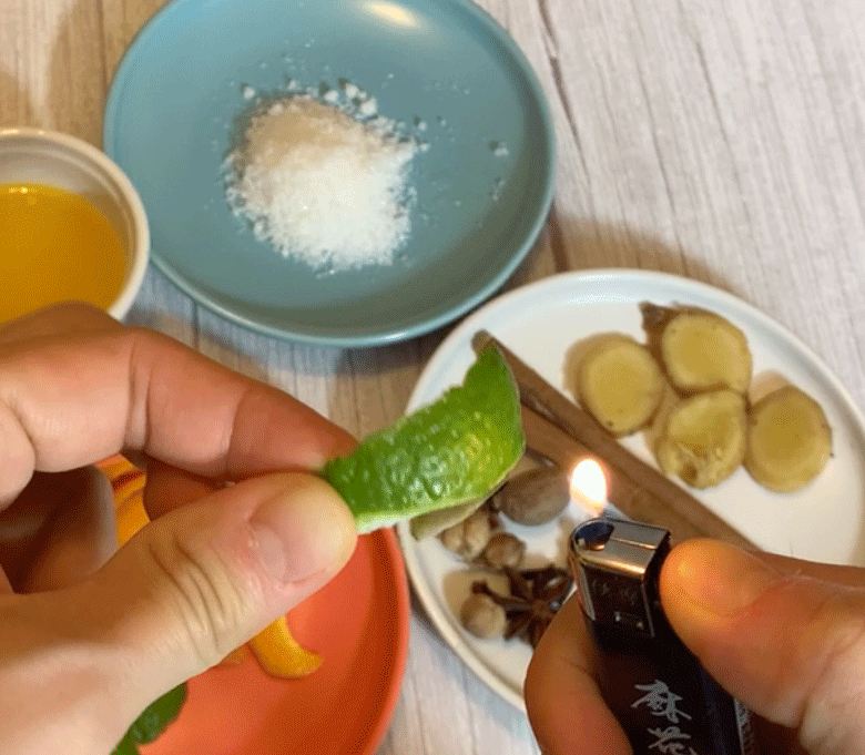 香料熱紅酒食譜-進階版步驟1-3:將柳橙皮與檸檬皮直火烤幾秒鐘釋放香氣