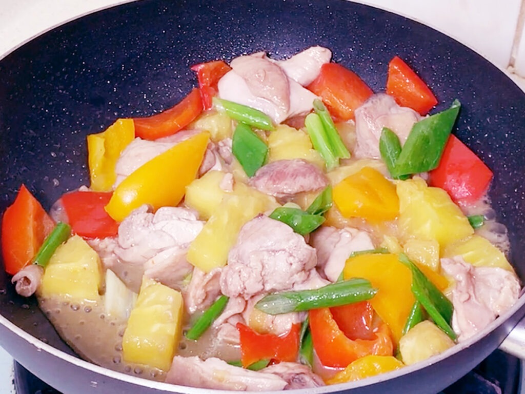鳳梨料理食譜步驟:開鍋蓋,加入蔥段拌炒,即可起鍋。